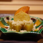 炎水 - ●栗芋ようかん
      しっとり馴染む芋の甘みに肉付けする栗の旨味。岐阜県産の冬柿が落ち着いた味わいを添える。