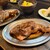 骨付鳥かもん - 料理写真:香川名物骨付鶏ひなどり（焼き立てなので、熱々。皮はパリッとしているが鶏肉は柔らかい。スパイスと塩味が効いている。）