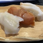 沼津魚がし鮨 流れ鮨 御殿場店 - 貝三種握り(つぶ、赤貝、石垣貝)