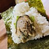 おにぎり屋 三兎 - 牡蠣(広島県宮島産)のオリーブオイル漬け(税込350円)
契約農家から仕入れたお米を炊き、袋入り海苔(有明海産)を添えて提供、牡蠣はオリーブオイルの浅漬けでフレッシュ感もあり、ミルキーな旨みもしっかり