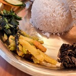 SAYA NEPALI CUISINE & BEER GARDEN NAKAMURA - バート & 生野菜 & サーグ & アチャール & グンドゥルック(タカリ カナセット)