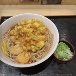 いろり庵きらく - 料理写真:小海老と白菜のかき揚げそば　720円