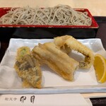 手打祐天寺 卯月 - 穴子天レモン絞ってお塩で！ししとうと茄子が寄り添って…