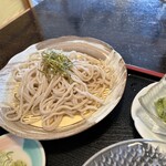味処 京佳 - 白いざるそば。