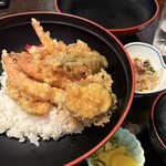 味処 京佳 - ごはんの3倍くらいの容器でびっくり。