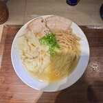 Tokyo Style Noodle ほたて日和 - 【薩摩軍鶏と利尻昆布とキビナゴの中華そば塩（限定）tp肉餡なしワンタン】