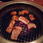 焼肉 恵将苑 - ホルモン焼いてるの図