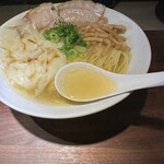 Tokyo Style Noodle ほたて日和 - 【薩摩軍鶏と利尻昆布とキビナゴの中華そば塩＝スープ】