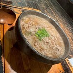 山元麺蔵 - 牛と土ごぼうのうどん（ス一プは利尻昆布に本鰹や鯖、めじか、ウルメイワシなどから取っていて、それが麺に絡んで最高に美味しい。麺は、太/角/ストレートの自家製麺。麺が長くて、なめらかで、モチモチしている）