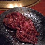 焼肉 恵将苑 - 厚切りタンの焼き