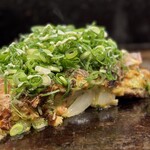 お好み焼きもみじ - 「ネギネギ玉」は中にくし切りの玉ねぎがたっぷり
