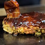 お好み焼きもみじ - 甘口ソースたっぷり♪
      「足りなかったら言って下さい」って接客もステキ！