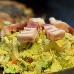 お好み焼きもみじ - ٩( °ꇴ °)۶━╹̻╹̻｡  肉厚の豚バラにサグ切りキャベツ