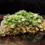 お好み焼きもみじ - 底面の豚とカスと天カスがザクザクしててうめーんやわ