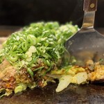 お好み焼きもみじ - 玉ねぎをこんなに入れるという発想が素晴らしい
      めちゃうまかった！