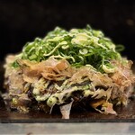 お好み焼きもみじ - (⊙д⊙) この角度もええわぁーーー
         はよ食わんかい………ってね