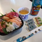 北海丼丸 - 料理写真:みそか丼(シャリ大盛り) 1,780円(税込)
トッピング
本マグロトロ切り落とし、トロサーモン、ネギトロ、えんがわ 各162円(税込)