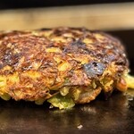 お好み焼きもみじ - じっくり蒸し焼きされて
      底面に豚バラ･油カス･天カスがくる焼き方(๑˃̵ᴗ˂̵)و !