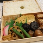 Nihombashi Bemmatsu Souhonten - 並六(白飯弁当) 1080円。