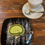 ダフネ珈琲館 東郷店 - ロールケーキセット(抹茶)+ハニーカフェコンレーチェ