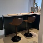 L'instant mieux - 店内(左側にカウンター２席、右側にカウンター４席)