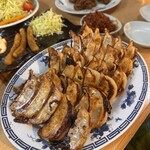 餃子の勝 - にんにくたっぷりの黒餃子‼️