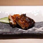 鮨 西崎 - 皮目だけじっくり炙った穴子