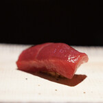 鮨 西崎 - 赤身漬け　腹側でふんわり食感
