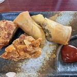 台湾料理龍香苑 - サービスの春巻き＋唐揚げ
