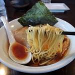 らーめん la.la.la. - 2014年12月21日(日)　ランチセット　中華そば(醤油)680円＋チャーシュー丼セット(180円)の中華そば(醤油)　麺リフト