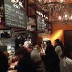 浅草橋バンバール - カウンターは店内に10席、テラスに4席あります。