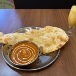SAVOR THE ASIAN TABLE - エビカレーとナン。セットのドリンク(マンゴーラッシー)('25/12/31)