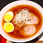 三日月氷菓店 - 醤油出汁のスープに中細麺、バラチャーシュー2枚、ゆでたまご、白髪ネギが盛りつけられている～!!( ^o^)ﾉ