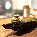 IZA - 袖イカ、ギャビア、スライスしたキンカンのタルト