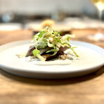 IZA - しめ鯖
            ロメインレタスとりんご
            グリルした茄子、ヨーグルトのソース