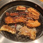 焼肉 牛山道 - 七輪焼きの様子。