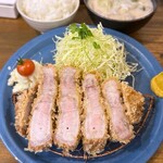 熟成豚 かわむら - 特上とんかつ 与一豚 リブロース240g(4,300円)
      豚汁を粕汁に変更して大盛り(+100円)