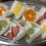 手作りお惣菜・弁当 スーパー グリーンストア - フルーツサンド盛合せ（内容はお任せ）