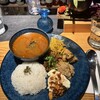 MAGALIE - MAGALIE PLATE  器の中が出汁カレー、出汁カレーの右下、ご飯の右上のカレーがルーローキーマ