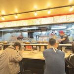 蒙古タンメン中本 - 厨房の様子