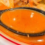 蒙古タンメン中本 - 複数の香辛料を用いた辛旨なスープはややトロミがかっています