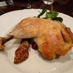 まちのイタリアン ワイン酒場 con le mani - 骨付き鶏もも肉のコンフィ