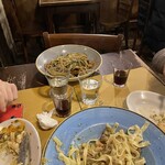 Osteria Al Portego - 奥がイカ墨パスタ(食べ始めているので汚い)