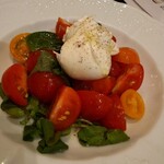 まちのイタリアン ワイン酒場 con le mani - フルーツトマトと水牛モッツァレラチーズのカプレーゼ