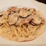 まちのイタリアン ワイン酒場 con le mani - ブラウンマッシュルームと生ハムのスパゲッティ・クリームソース