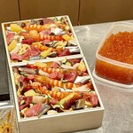 すしやのたい悟 - 料理写真:作成中のバラチラシ重♬.*ﾟいくらを乗せて仕上げるところを撮らせていただきました。