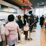 サーティワンアイスクリーム - 私が入った時は並び2人でしたが、いつの間にか外まで並んでました…