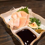 地鶏屋 亜門 - 【鶏むね刺し】
九州産朝引き地鶏のみを使用しており新鮮で味わい深い。
