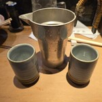 四方平 - 錫の容器で日本酒を