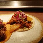 LAS DOS CARAS MODERN MEXICANO Y TACOS - 豚肉とローストパイナップル